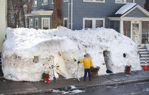 麥克卡夫在他鑿建的雪屋前留影。（網頁截圖）