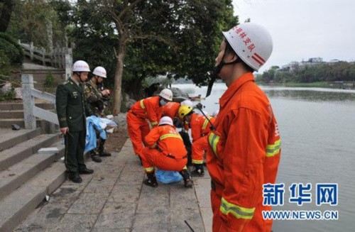 3月19日，消防人員搬運(yùn)遇難者遺體。新華社發(fā)(趙家志 攝)