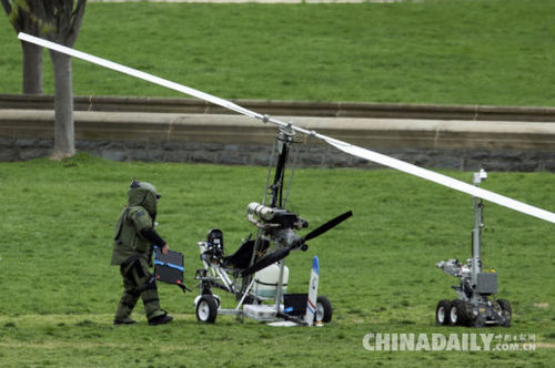 一架旋翼直升機(jī)降落在美國國會的草坪上，獨(dú)自駕駛飛機(jī)的飛行員被警方逮捕。（圖片來源：東方IC）