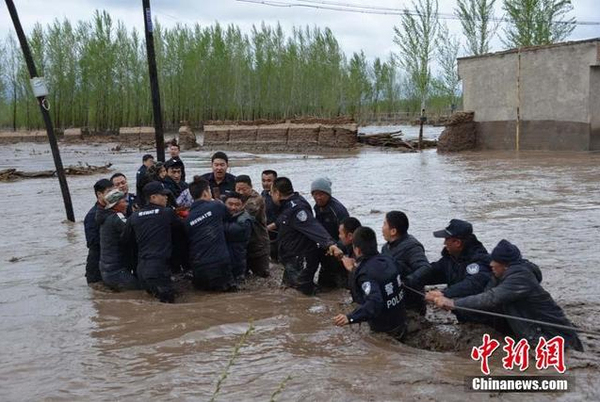 新疆額敏縣突降暴雨引發(fā)洪水-民警水中拉繩救人