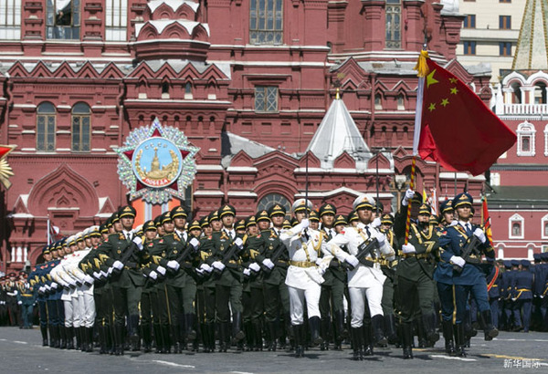 5月7日，在俄羅斯首都莫斯科，中國人民解放軍三軍儀仗隊在彩排中列隊行進(jìn)。當(dāng)日，俄羅斯在莫斯科紅場舉行紀(jì)念衛(wèi)國戰(zhàn)爭勝利70周年紅場閱兵式總彩排。新華社記者馬占成攝