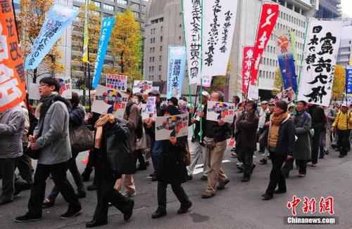 資料圖：來自日本各地的數(shù)千名市民組織“守護(hù)憲法第九條之會(huì)”人士，在東京市中心的日比谷公園內(nèi)舉行大型集會(huì)，并在之后沿銀座、有樂町等繁華街區(qū)游行，呼吁守護(hù)和平憲法，反對(duì)解禁集體自衛(wèi)權(quán)。中新社發(fā) 王健 攝