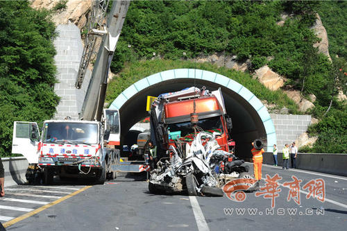 高速公路封閉，進行道路清障。