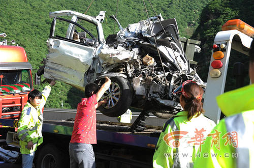 死者乘坐的車輛已被撞報廢。