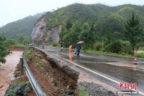 圖為5月19日，江西贛州石城縣珠坑鄉(xiāng)塘臺村通往福建寧化縣的公路出現(xiàn)塌方。陳小強 攝