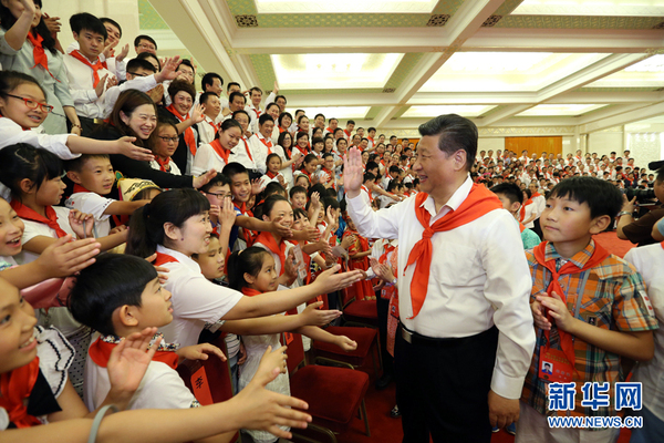 6月1日，黨和國家領(lǐng)導(dǎo)人習(xí)近平、劉云山等在北京人民大會堂親切會見中國少年先鋒隊第七次全國代表大會全體代表。 新華社記者 馬占成 攝