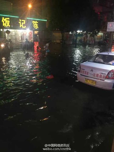 而湖北荊州監(jiān)利縣由于持續(xù)降雨，多條道路被淹，水深大約60公分，目前當?shù)卣诮M織公安，武警等部門轉(zhuǎn)移群眾。