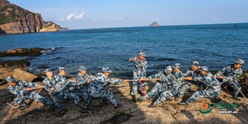 訓練間隙有多種休閑活動，比如海邊的拔河。曹占禮 攝