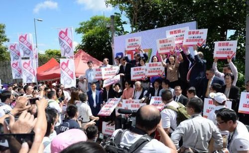 　6月17日上午，香港政府就政改方案提交立法會審議表決。圖為支持政改方案的香港團體在立法會大樓外集會。