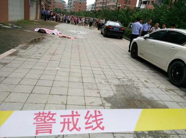 父親將兩女兒扔下樓后跳樓自殺-3人當(dāng)場(chǎng)死亡2