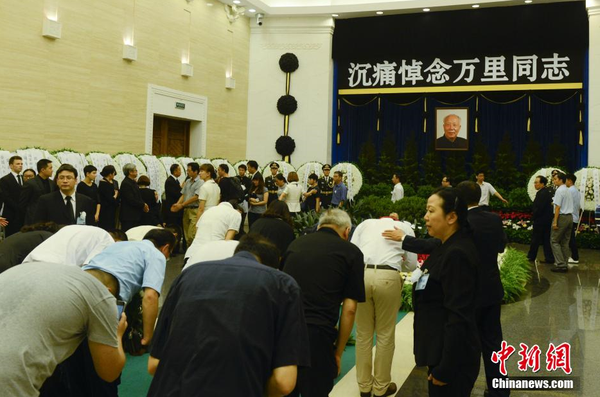 7月22日，萬里遺體在北京火化，社會各界人士前往八寶山殯儀館進行悼念。 中新社發(fā) 盛佳鵬 攝