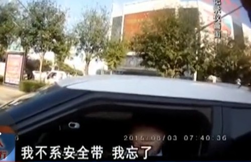 近日一名女子駕車沒系安全帶，并拒絕靠邊停車接受處罰。在被110警察強(qiáng)制帶走時，突然自解衣扣，并稱警察脫她衣服，弄得當(dāng)值民警哭笑不得。