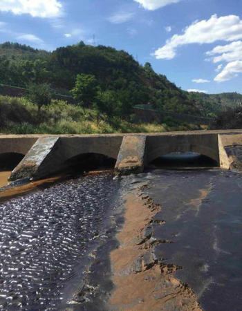 組圖：陜西延安挖掘機(jī)將輸油管挖破 原油流入延河