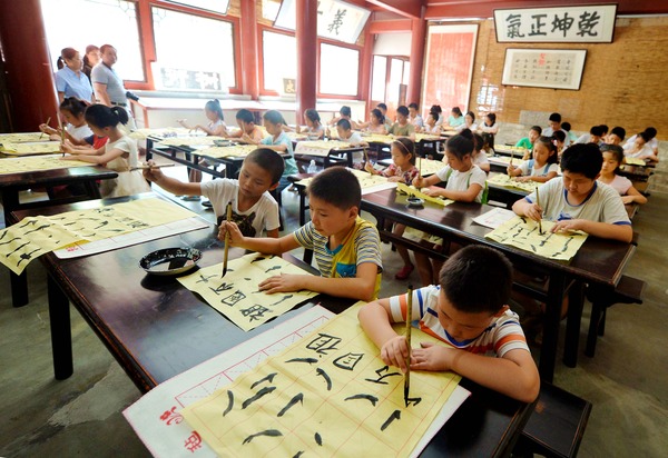 　　八月十五日，北京高碑店首屆中國書畫藝術(shù)節(jié)在高碑店國粹書畫藝術(shù)區(qū)拉開帷幕。在科舉匾額博物館，高碑店小學(xué)的同學(xué)通過學(xué)做拓片、誦讀弟子規(guī)、中國繪畫書法等課程學(xué)習(xí)傳統(tǒng)文化。本報(bào)記者 賈寧 攝