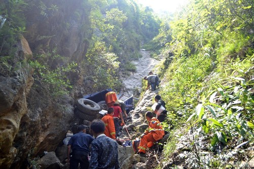 翻下山崖瞬間推出兒子 農(nóng)用車(chē)翻下山崖 父親推出兒子 遇難1