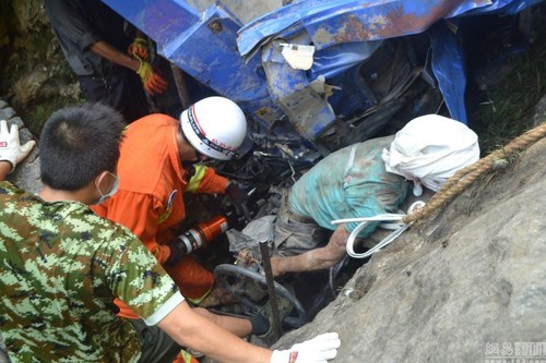 翻下山崖瞬間推出兒子 農(nóng)用車翻下山崖 父親推出兒子 遇難2