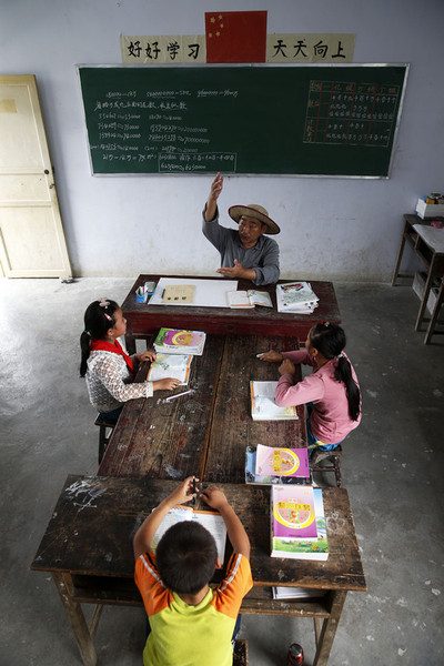 重慶市黔江區(qū)太極鄉(xiāng)新陸村小學坐落在大山中，交通不便，隨著多年的人口外流，這學期只剩下3名四年級學生和鄔榮祿一名老師。