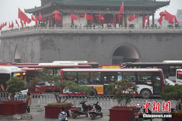 9月30日，西安，2015年國慶黃金周到來，全國各地又將迎來“堵車”高峰，晚上堵成“銀河”，白天堵成“停車場(chǎng)”。彭華 攝 圖片來源：CFP視覺中國