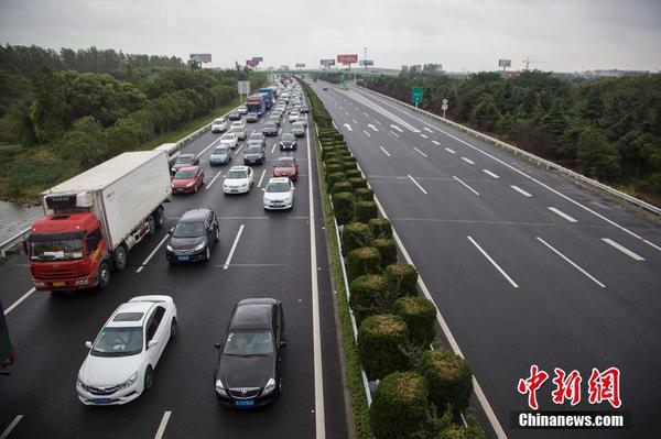 10月1日，江蘇南通，車輛在沈海高速蘇通大橋南通段緩行。朱吉鵬 攝 圖片來源：CFP視覺中國