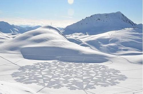 散步十小時(shí)藝術(shù)家雪地畫(huà)巨龍