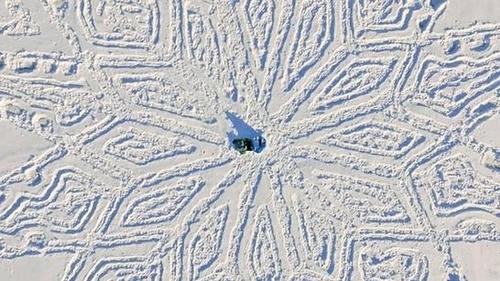 散步十小時藝術家雪地畫巨龍