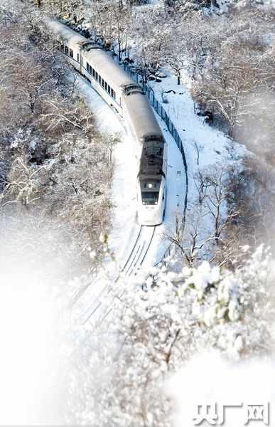 　長(zhǎng)城巍峨雪后幽然，“雪國(guó)列車”穿越居庸關(guān)如“銀蛇”美到窒息。