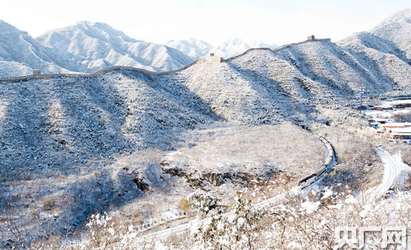 　雪后居庸關美景。