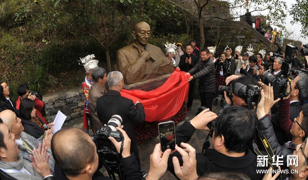 11月30日，吳清源銅像在鳳凰古城揭幕。