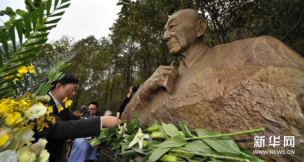 11月30日，吳清源銅像在鳳凰古城揭幕。1