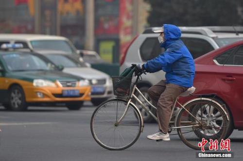 12月7日 北京遭新一輪霧霾侵襲 氣象臺再次發(fā)布橙色預(yù)警。 中新網(wǎng)記者 金碩 攝