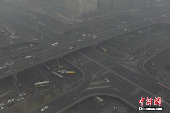 霧霾中CBD中央商務(wù)區(qū)國貿(mào)橋，單雙號(hào)實(shí)行車輛明顯減少。 圖片來源：視覺中國