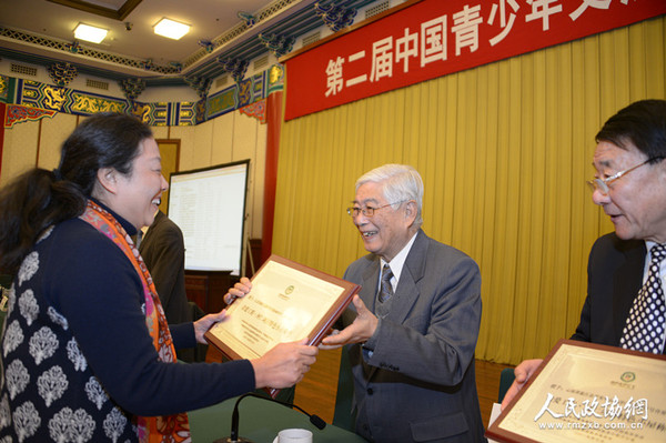 14-中國教育學(xué)會名譽(yù)會長、青愛工程領(lǐng)導(dǎo)小組組長顧明遠(yuǎn)為標(biāo)桿小屋、特色小屋頒發(fā)牌匾_副本