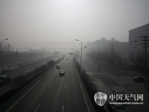 12月25日，石家莊東二環(huán)附近天空灰蒙蒙一片。