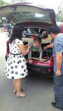 媽媽讓兒子鉆后備箱：汽車(chē)后備箱能坐人嗎？