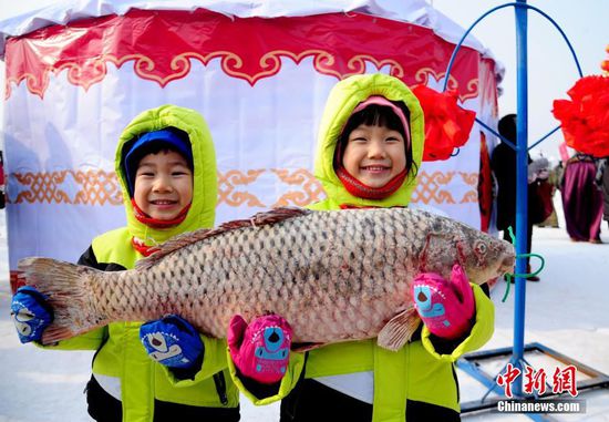 2016年01月16日，遼寧省沈陽市，為期一個半月的第四屆遼寧康平臥龍湖大遼文化冬捕節(jié)在沈陽市康平縣臥龍湖開幕，期間舉行遼代祭祖儀式、祭湖醒網(wǎng)儀式、觀看北方傳統(tǒng)古法捕魚、品嘗魚頭湯、看雪雕、逛廟會等豐富多彩的系列活動。臥龍湖位于沈陽北部，面積127.5平方公里，是遼寧省最大的平原淡水湖。當(dāng)?shù)氐拇筮|文化冬捕節(jié)已經(jīng)連續(xù)舉辦三屆，遼代元素貫穿整個冬捕活動，成為遼寧北部地區(qū)獨具特色的冬季旅游品牌。視覺中國