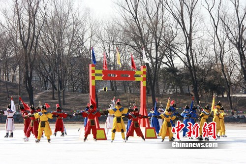 2011年，清代歷史上被視為“國俗”的冰嬉表演重現(xiàn)古都北京。 應(yīng)妮 攝