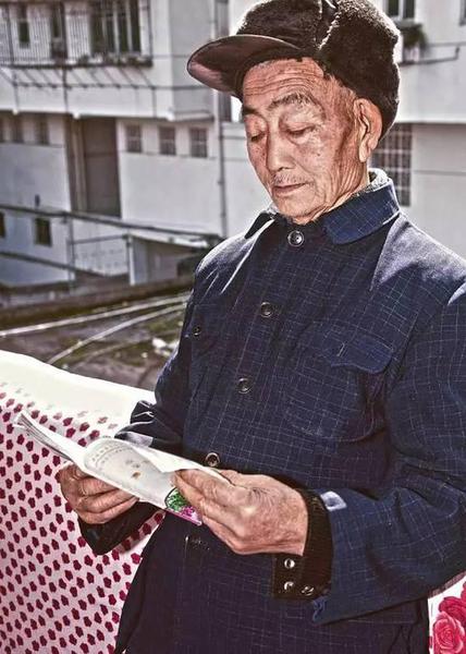 酷斃了！孫子給85歲爺爺拍了一組街拍照