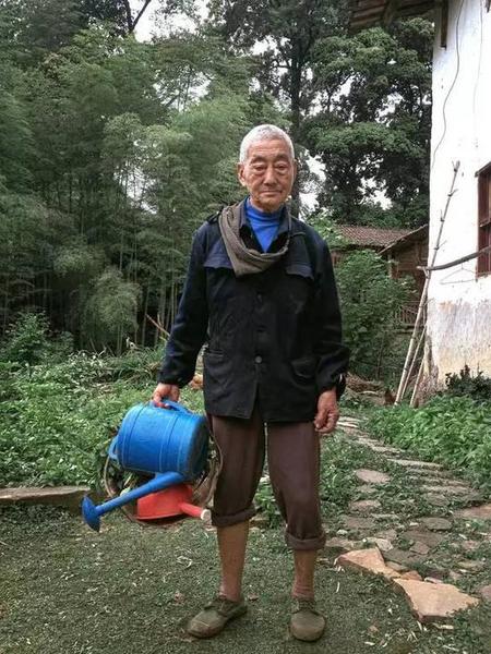 酷斃了！孫子給85歲爺爺拍了一組街拍照