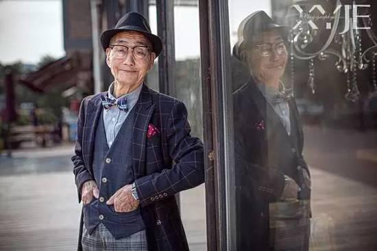 酷斃了！孫子給85歲爺爺拍了一組街拍照