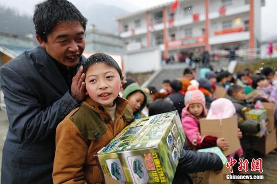 資料圖。1月22日，四川省綿陽市北川縣桃龍鄉(xiāng)鐵龍村舉辦留守兒童新年禮物發(fā)放活動。<a target='_blank' href='http://www.chinanews.com/'>中新社</a>記者 王駿 攝