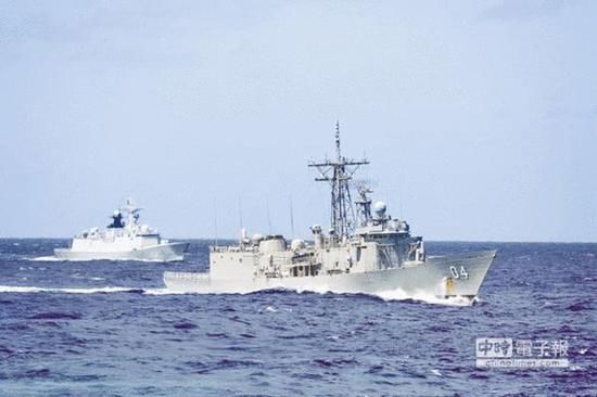 資料圖：1月1日，在澳洲以東海域，解放軍海軍益陽艦（左）和澳洲海軍達爾文號護衛(wèi)艦（右）在南太平洋舉行聯(lián)合演練。