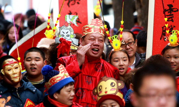 2月4日是中國(guó)傳統(tǒng)節(jié)氣立春，北京東四街道社區(qū)居民頭戴金猴頭飾參加“春官春吏報(bào)春”活動(dòng)。