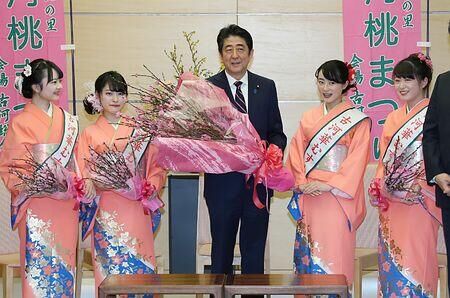 安倍接受茨城縣美女獻(xiàn)桃花喜笑顏開(kāi)贊花很美很香