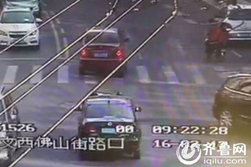 交警被套牌車頂行 畫(huà)面猶如“電影警匪片”(圖)