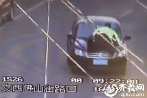 交警被套牌車頂行 畫(huà)面猶如“電影警匪片”(圖)