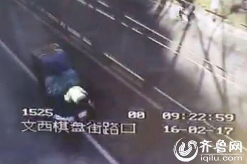 交警被套牌車頂行 畫(huà)面猶如“電影警匪片”(圖)