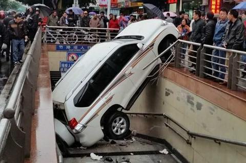 女司機(jī)油門當(dāng)剎車 盤點(diǎn)男女司機(jī)開車有哪些區(qū)別