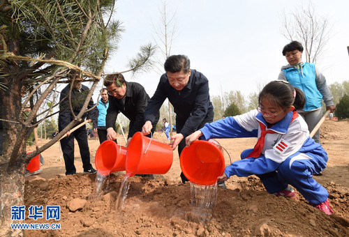 4月5日，黨和國家領(lǐng)導人習近平、李克強、張德江、俞正聲、劉云山、王岐山、張高麗等來到北京市大興區(qū)西紅門鎮(zhèn)參加首都義務植樹活動。 這是習近平同大家一起給剛栽下的樹苗澆水。新華社記者 李學仁 攝