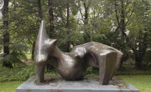 亨利·摩爾，《側(cè)臥的人》（Reclining Figure）.jpg