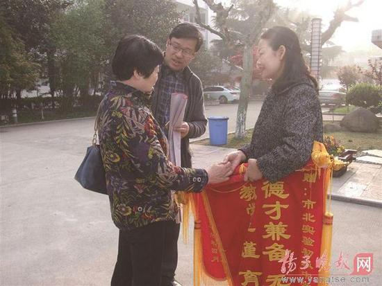 初中女生媽媽患癌 班主任將其接回家當(dāng)代理家長